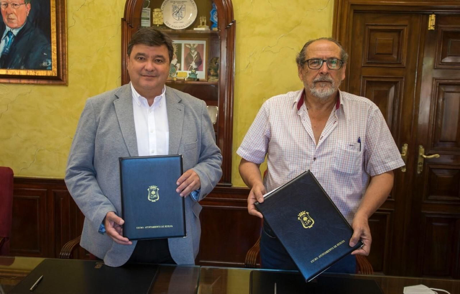 Gabriel Cruz y Antonio Romero, tras la firma del acuerdo.