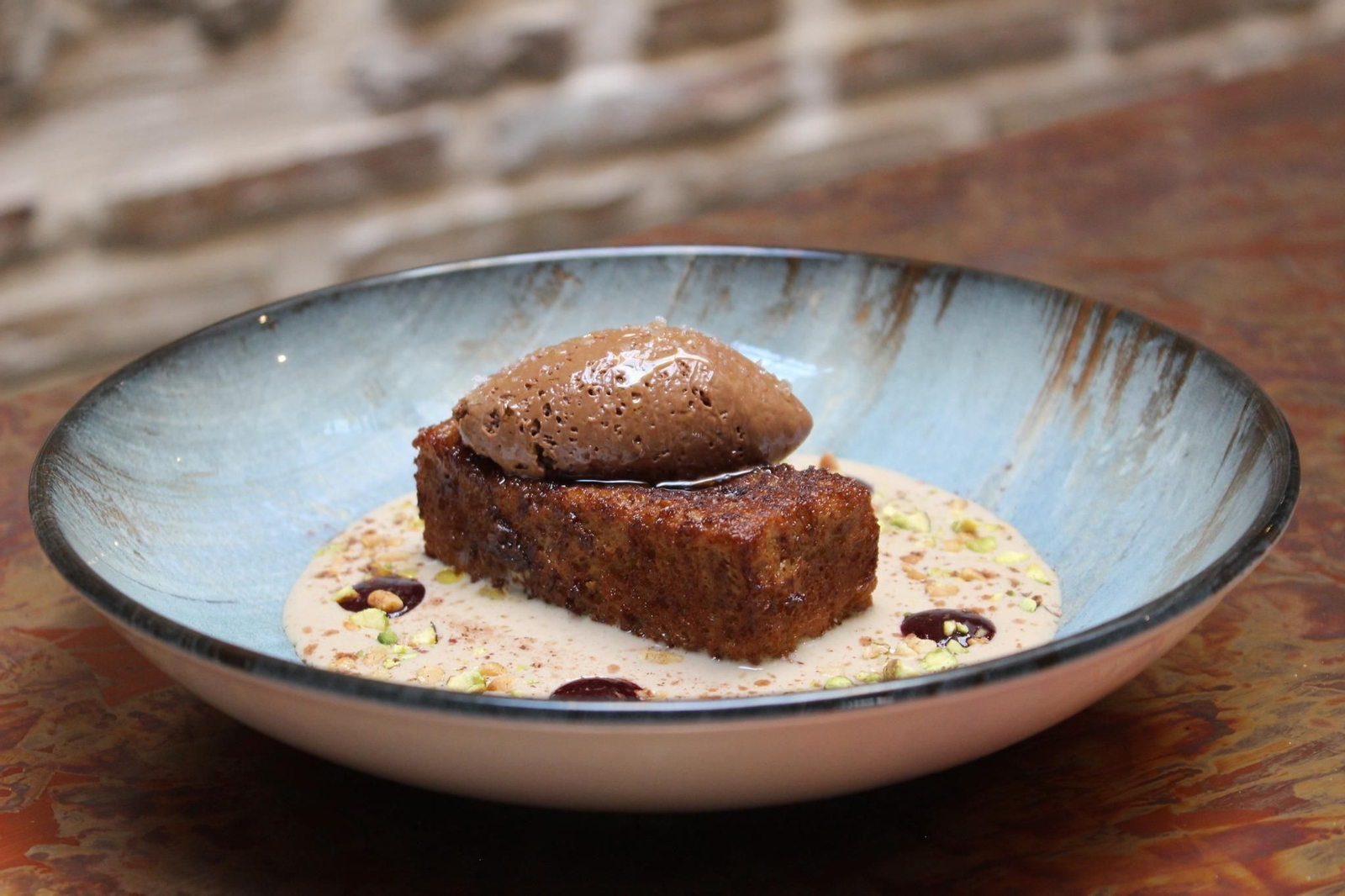 Torrija de café y Baileys con cacao y helado de vainilla