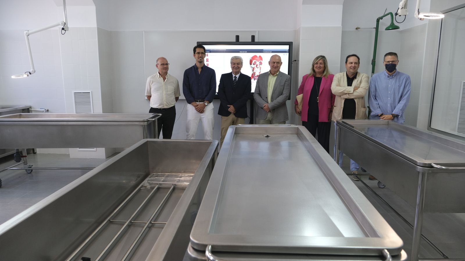 El equipo coordinador del nuevo grado de Medicina en la sala de disección