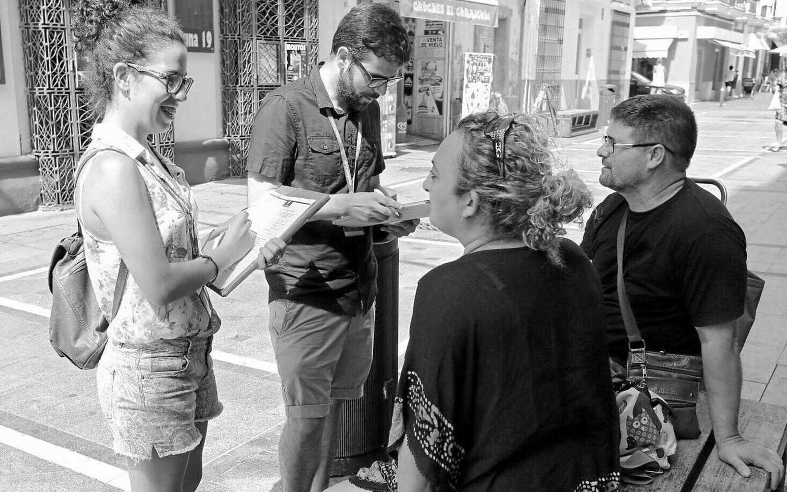 Dos de los encuestadores del equipo que está realizando el estudio para conocer las causas del vandalismo, que acarrea perjucios económicos y sociales.