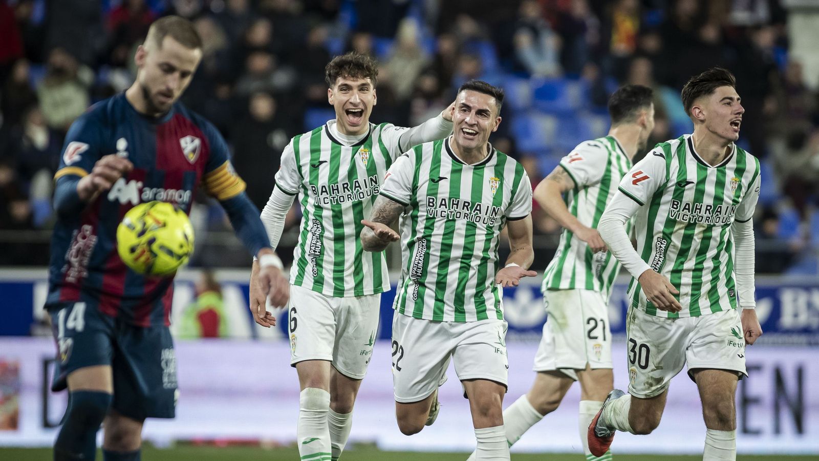 Carlos Isaac celebra su gol en Huesca con Percan y Requena.