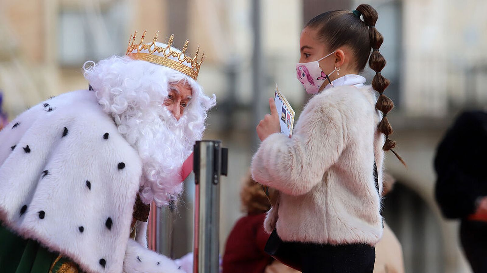 El Rey Melchor recoge la carta de una niña.