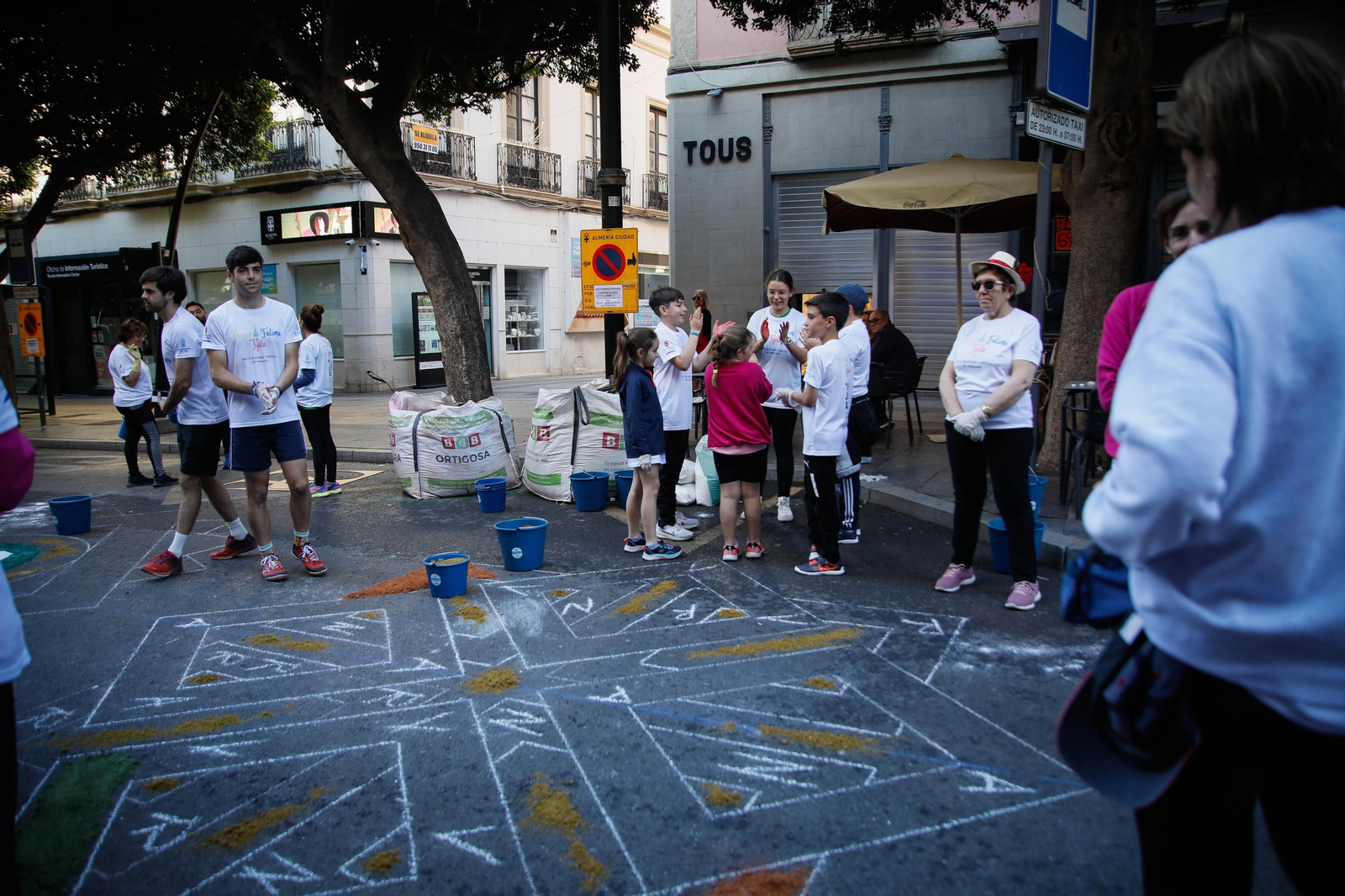 Así es la alfombra de serrín de 60 metros en el Paseo de Almería, en imágenes.
