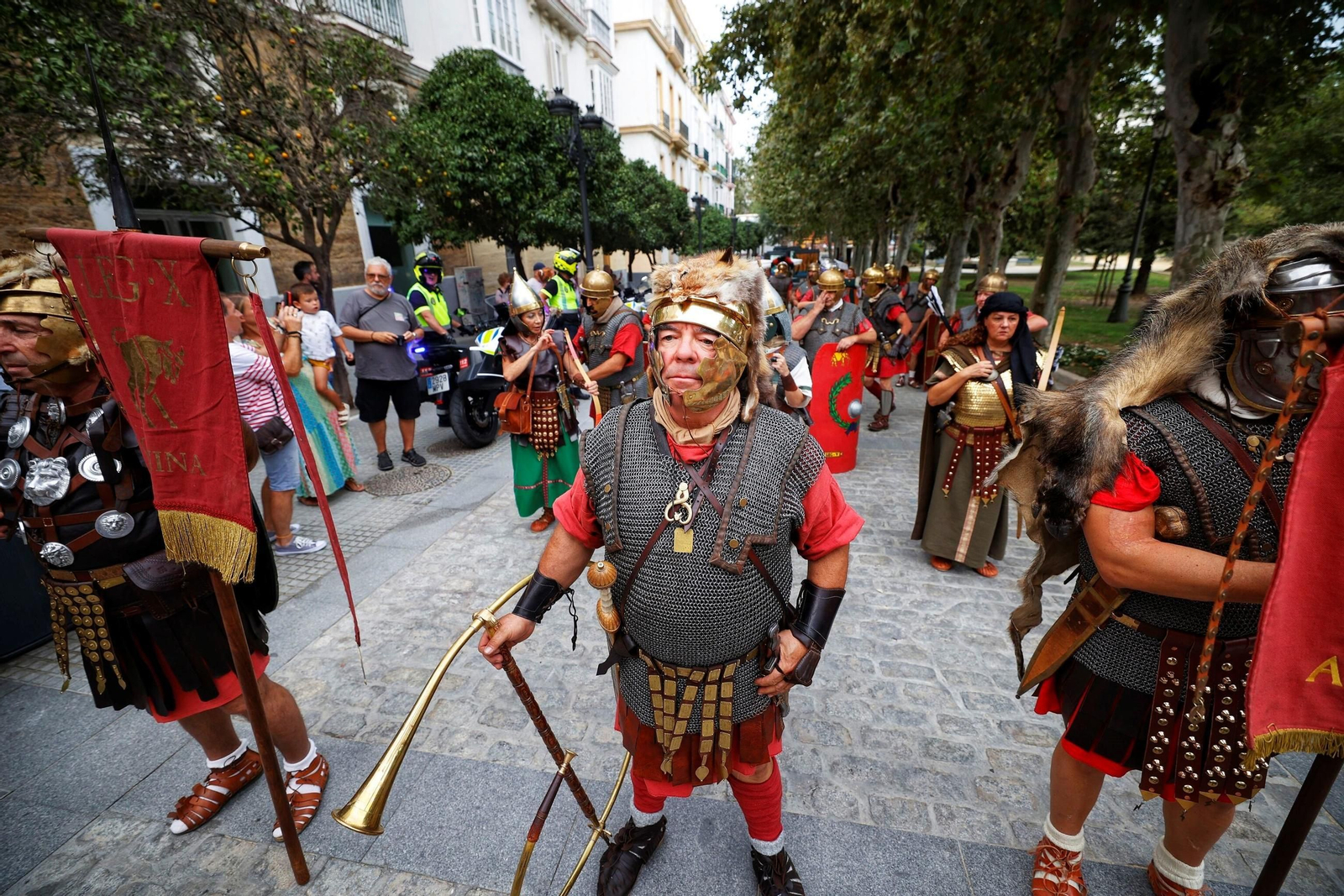 Las imágenes de Gades Romana 2025: la comitiva y el espectáculo inaugural en Cádiz
