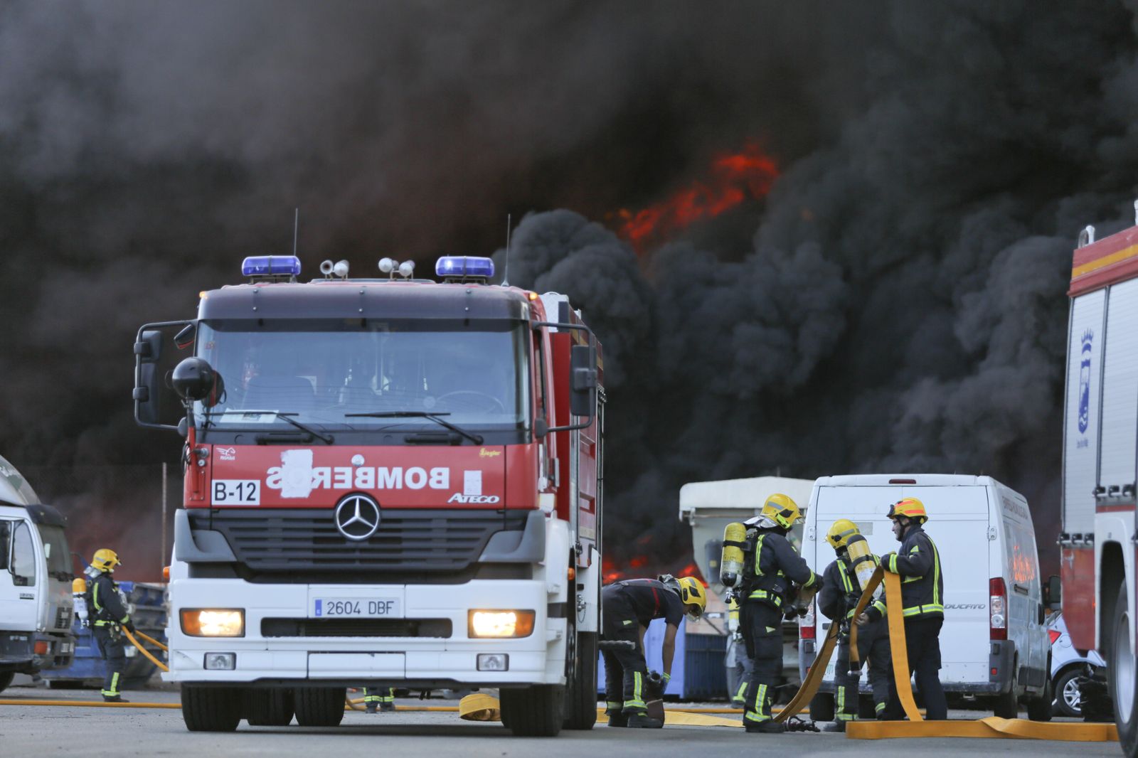 El incendio en el polígono Guadalhorce de Málaga, en fotos