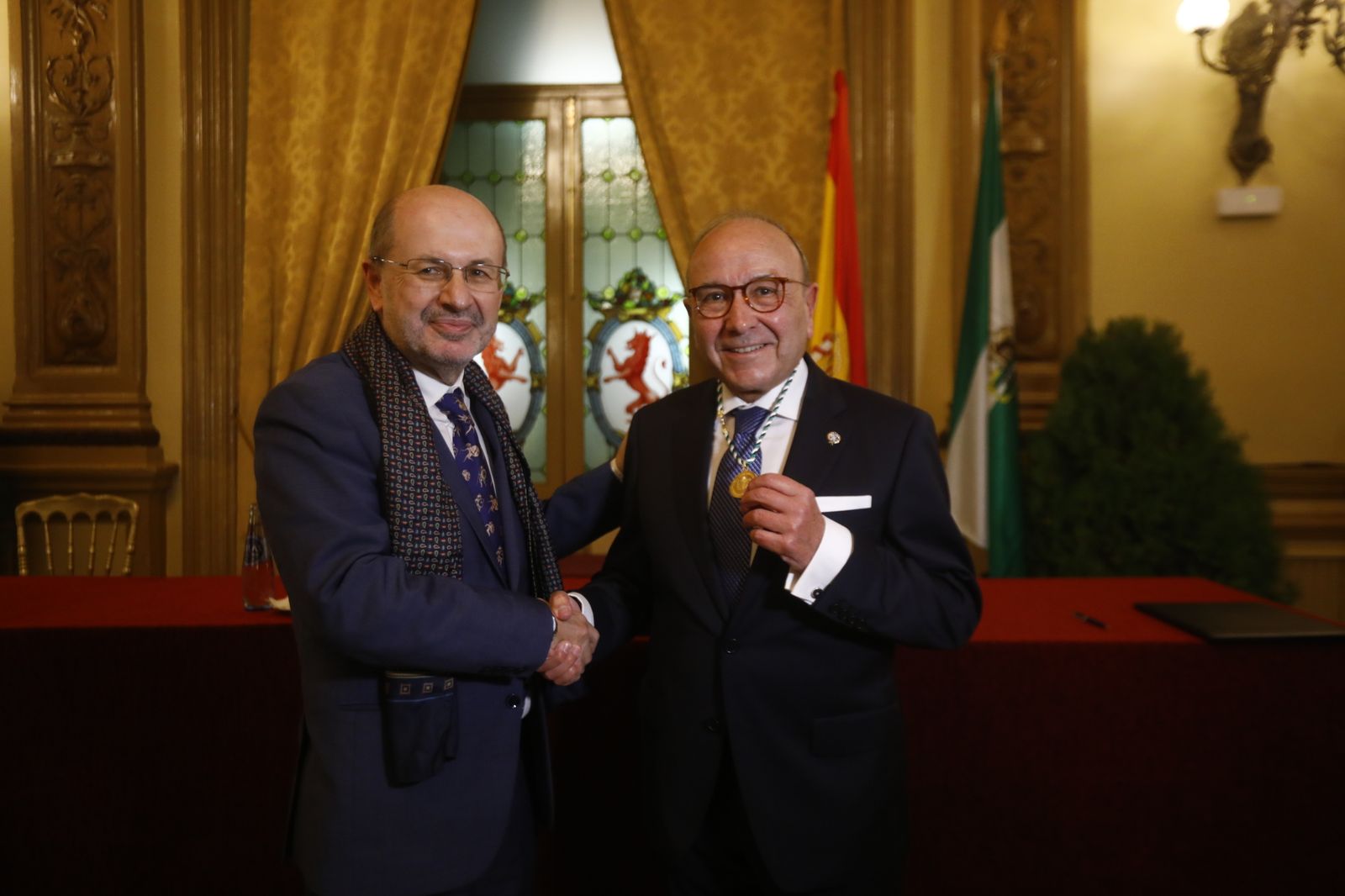 El presidente del Círculo de la Amistad, Pedro López Castillejo, sostiene la Medalla de Oro entregada por Antonio Varo.