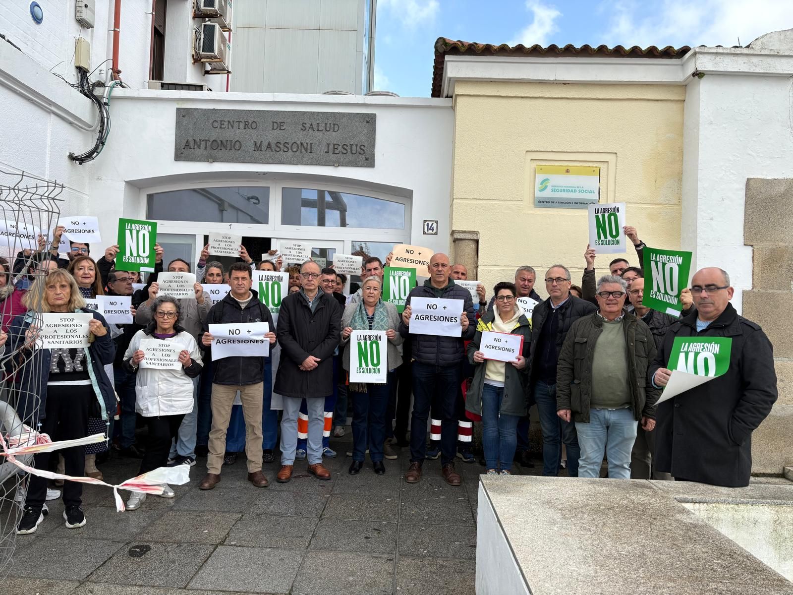 Concentración en el centro de salud de Ayamonte en repulsa al último ataque.