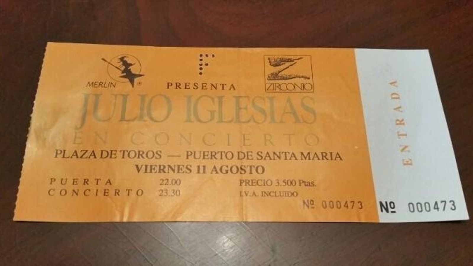Una entrada para el concierto de Julio Iglesias en la Plaza de Toros de El Puerto.