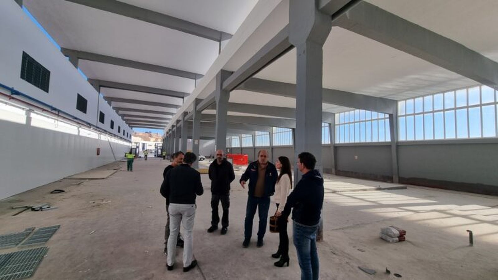 La presidenta de la APA, María del Rosario Soto, visita las obras del nuevo centro de segunda venta de pescado junto a representantes de Asopesca