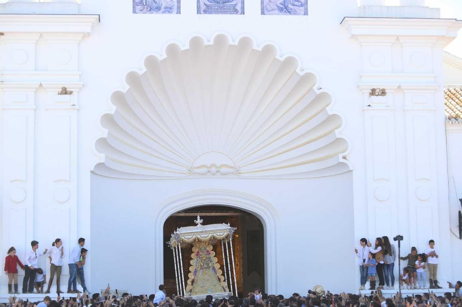 La Virgen del Rocío llega a la ermita después de casi diez horas de procesión