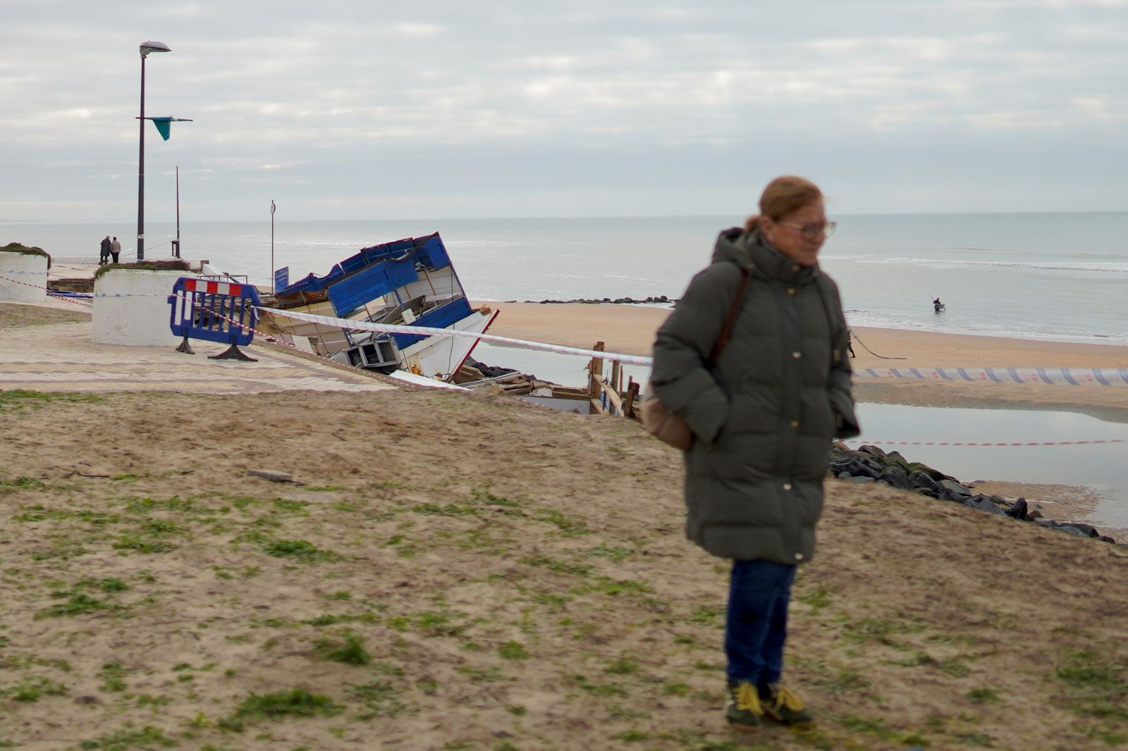 Los destrozos causados por el último temporal a la playa y al paseo marítimo de Matalascañas