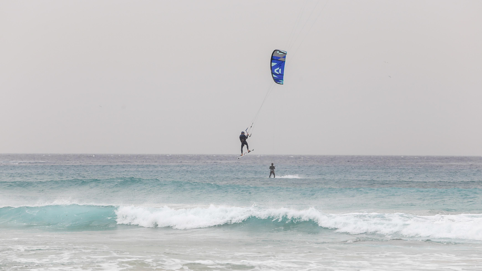 Un día de levante en Tarifa, en imágenes