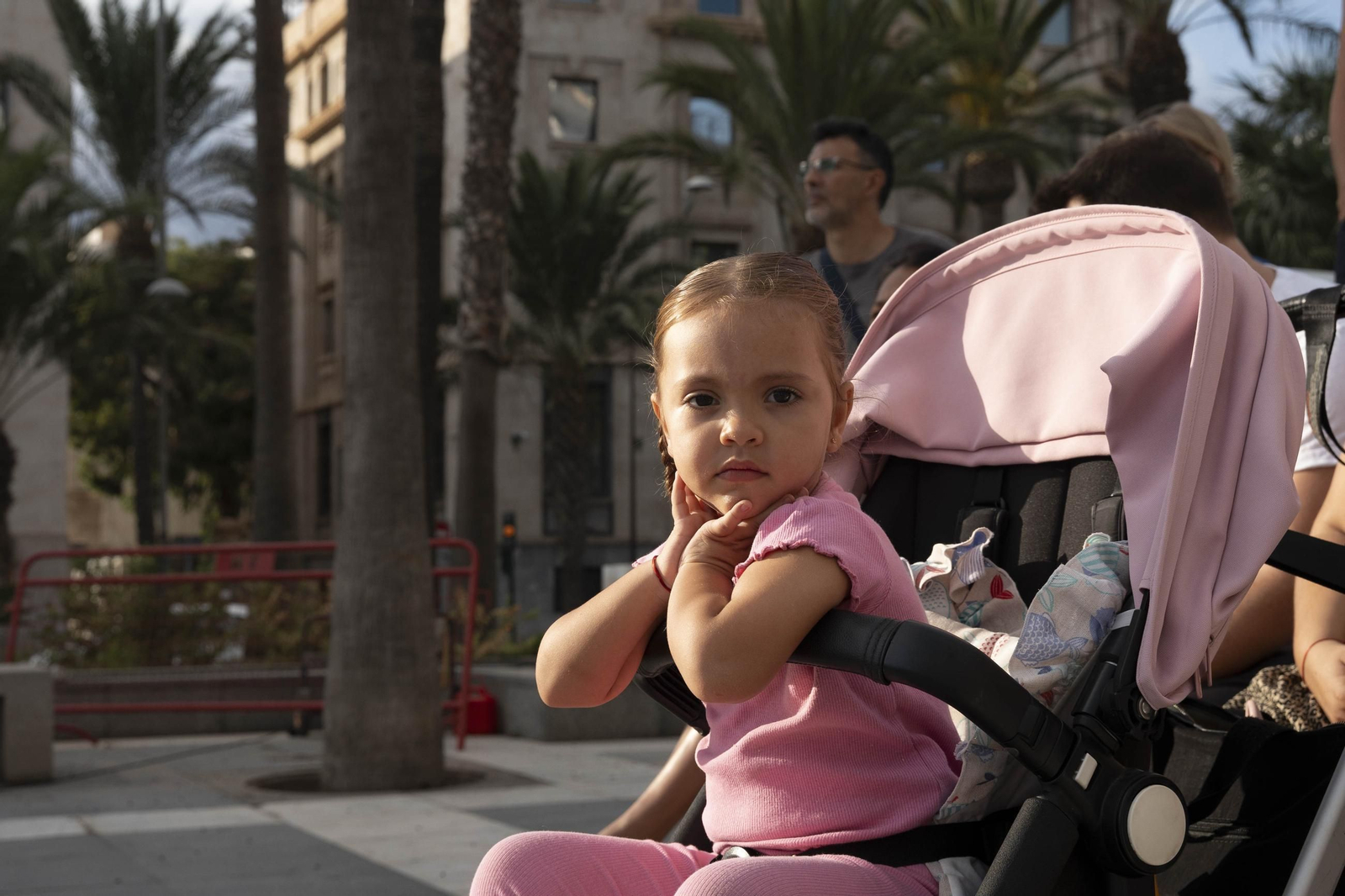 Los jugadores de la UDA Thalys y Andrés firman autógrafos