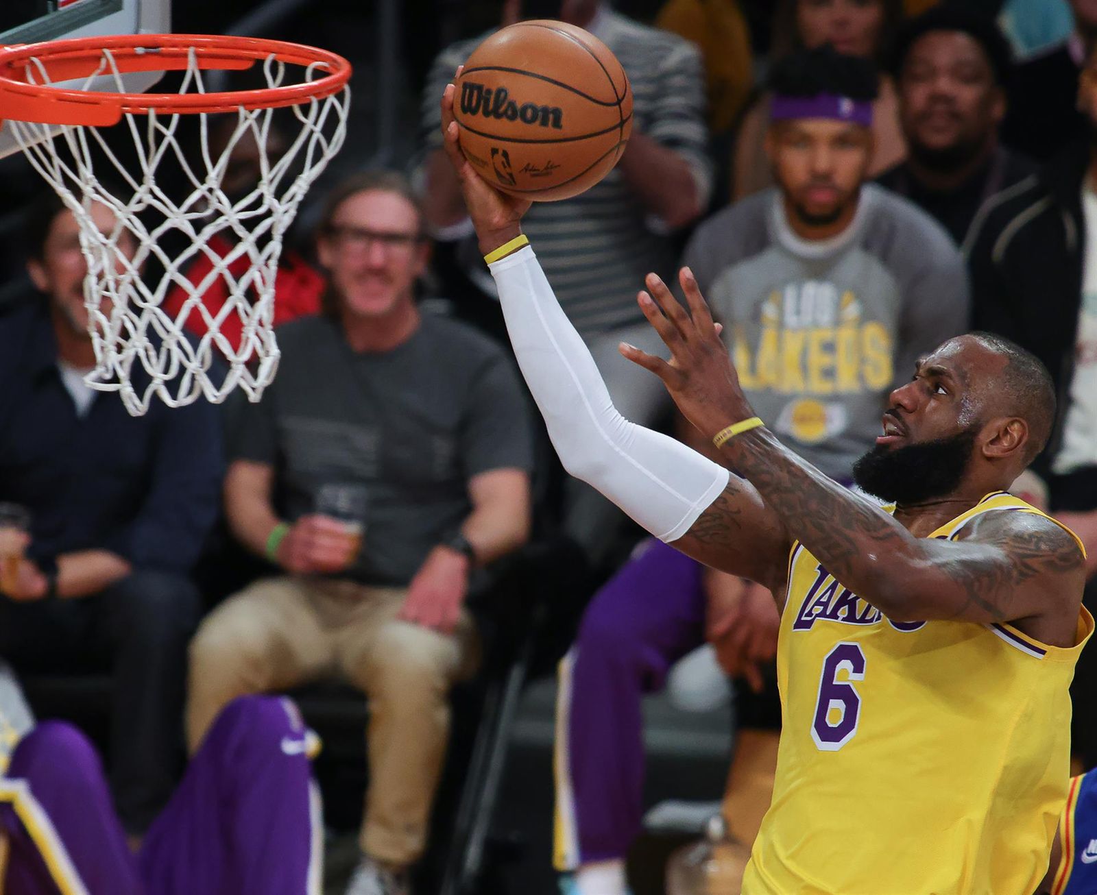 LeBron James entra a canasta