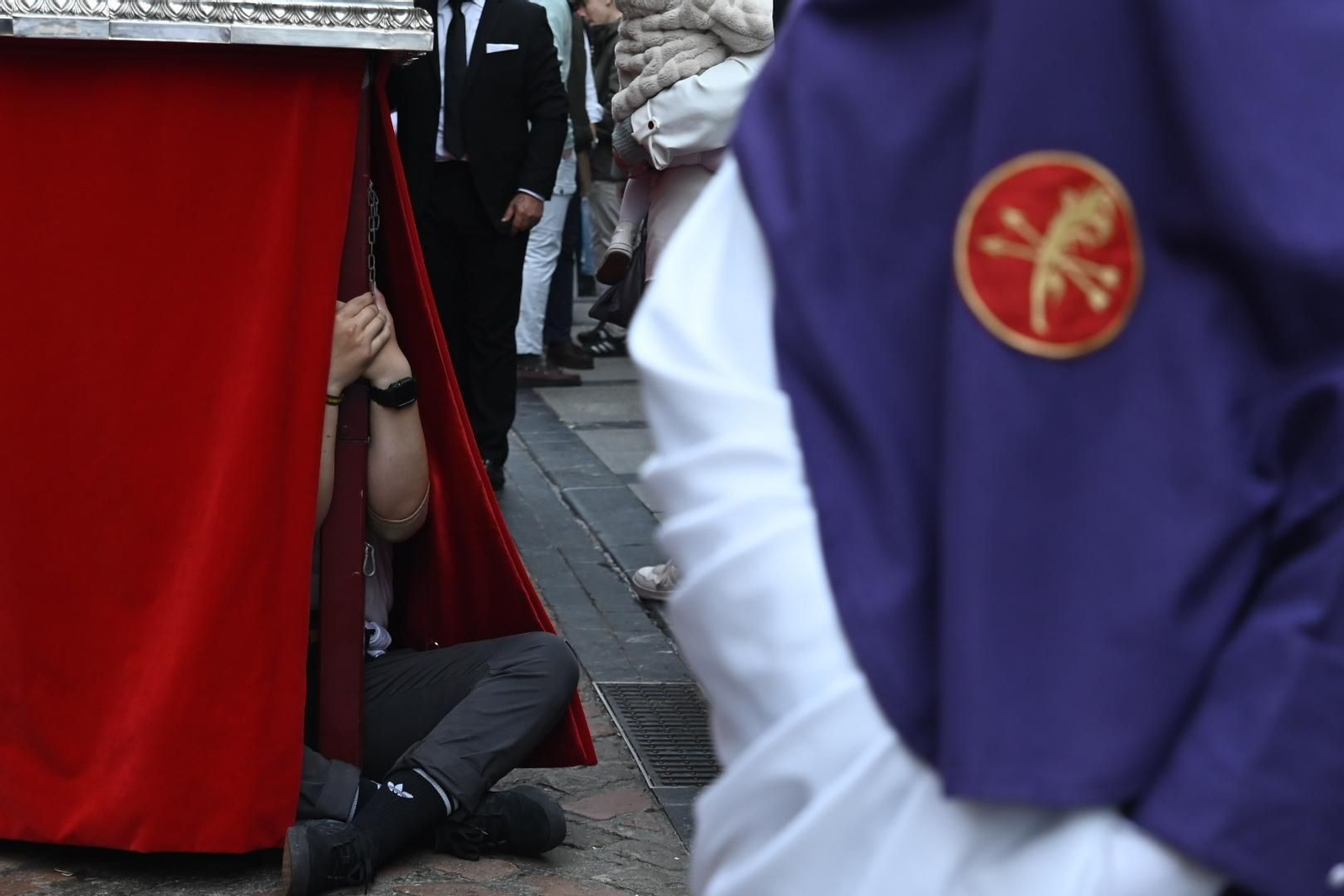 La procesión de la hermandad de la Agonía en este Martes Santo de Córdoba, en imágenes