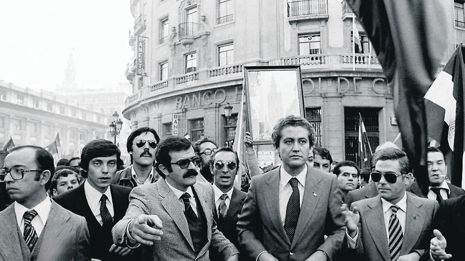Manuel del Valle, Miguel Ángel Pino, José Rodríguez de la Borbolla, Rafael Escuredo y Manuel Fonbuena, en la segunda gran manifestación autonomista celebrada el 2 de diciembre de 1979 en Sevilla.