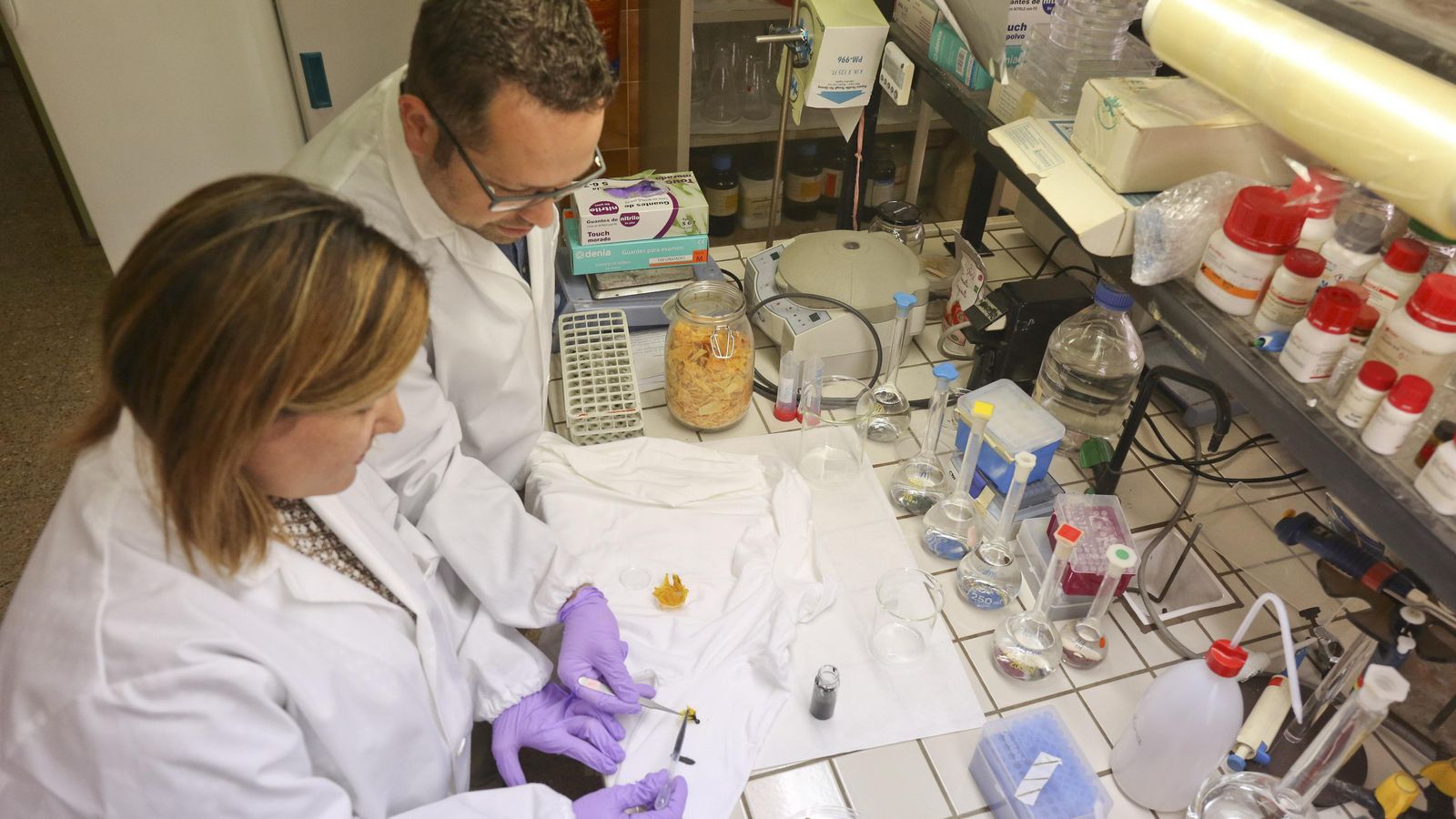 Guzmán y Heredia en el laboratorio de Biología Molecular y Bioquímica de la UMA.