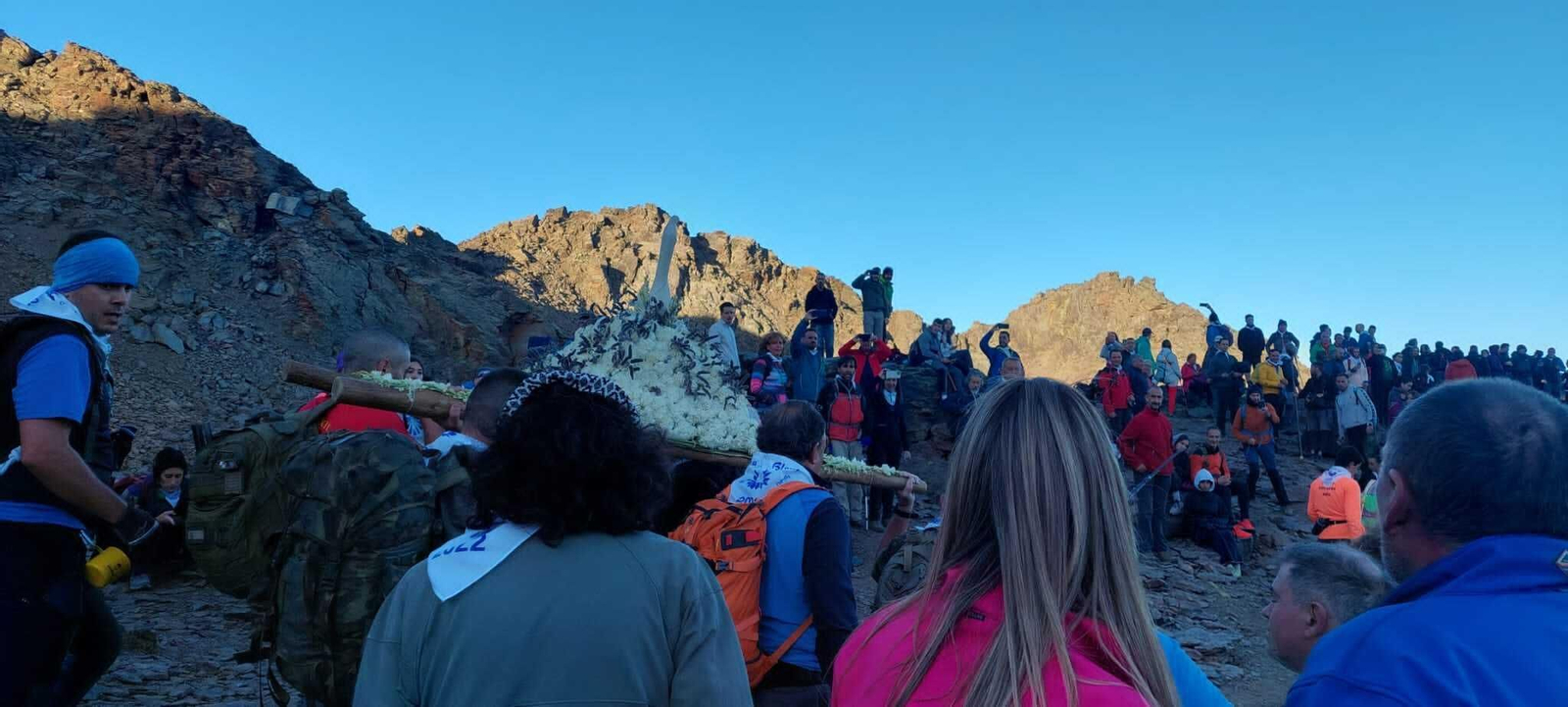 La Virgen de las Nieves llega a lo más alto de Sierra Nevada con 400 romeros