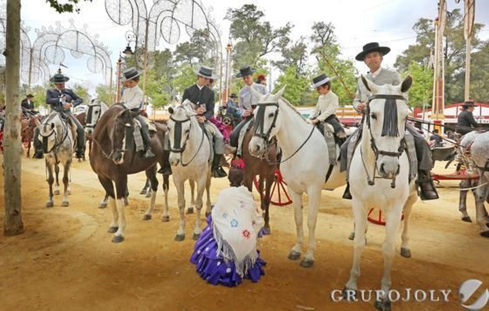 Un grupo de jinetes, en las inmediaciones de la caseta ‘Vinolento’, reposa con sus monturas ayer en el recinto ferial.

Foto: Pascual
