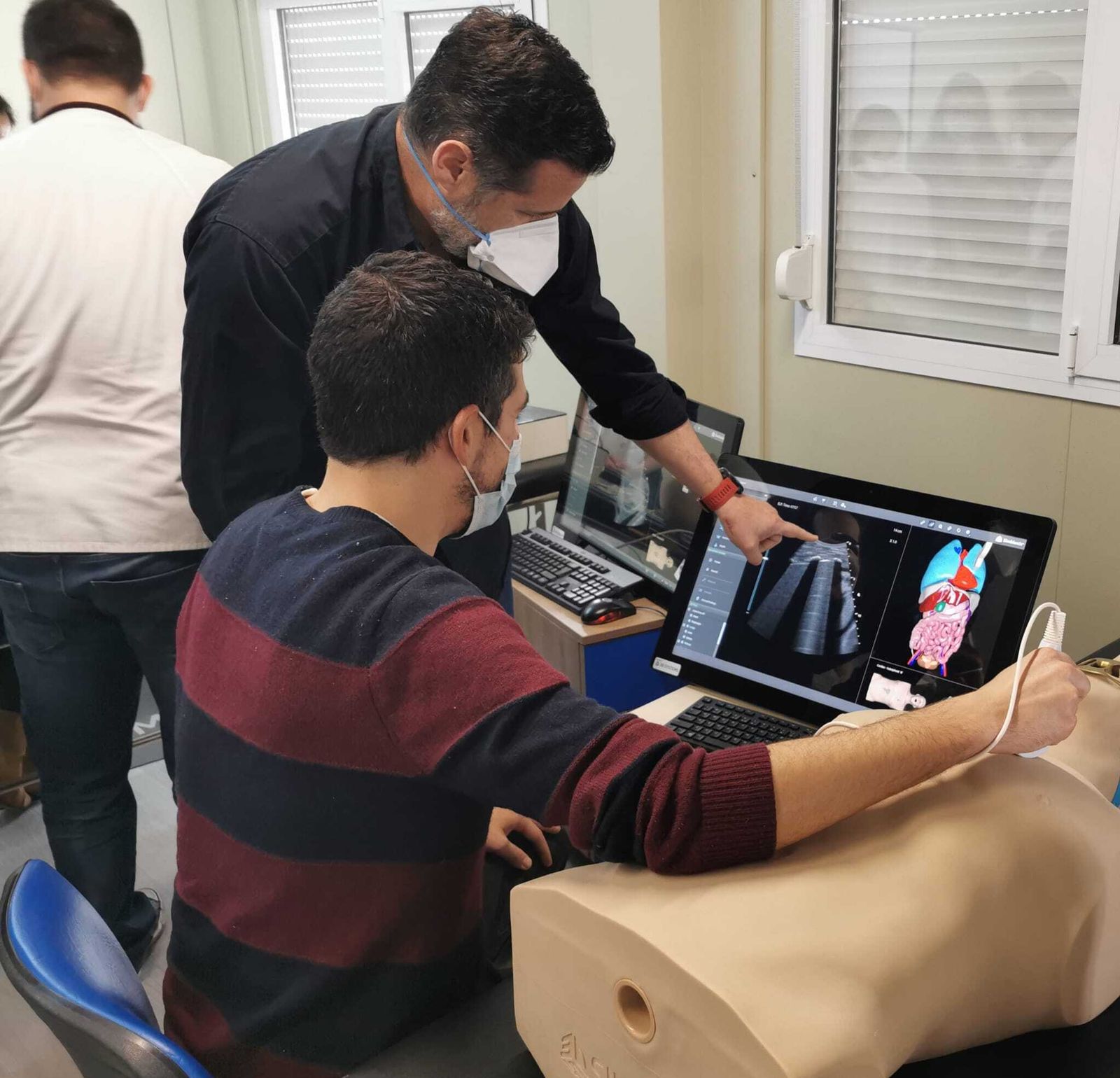 El doctor Alberto Oviedo tutorizando el aprendizaje de la formación en ecografía clínica mediante simulador.