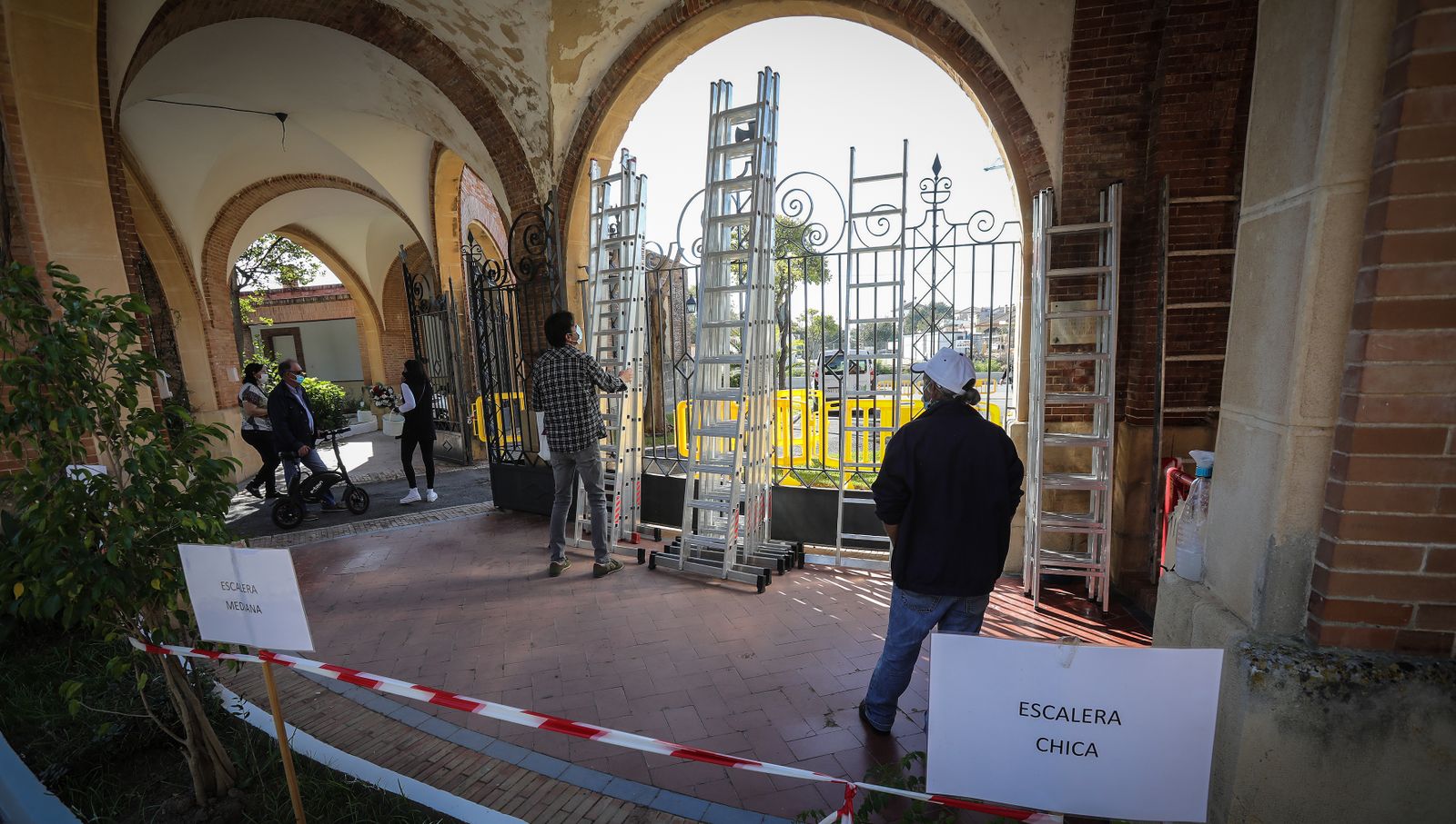 Día de Todos los Santos en el cementerio de Jerez