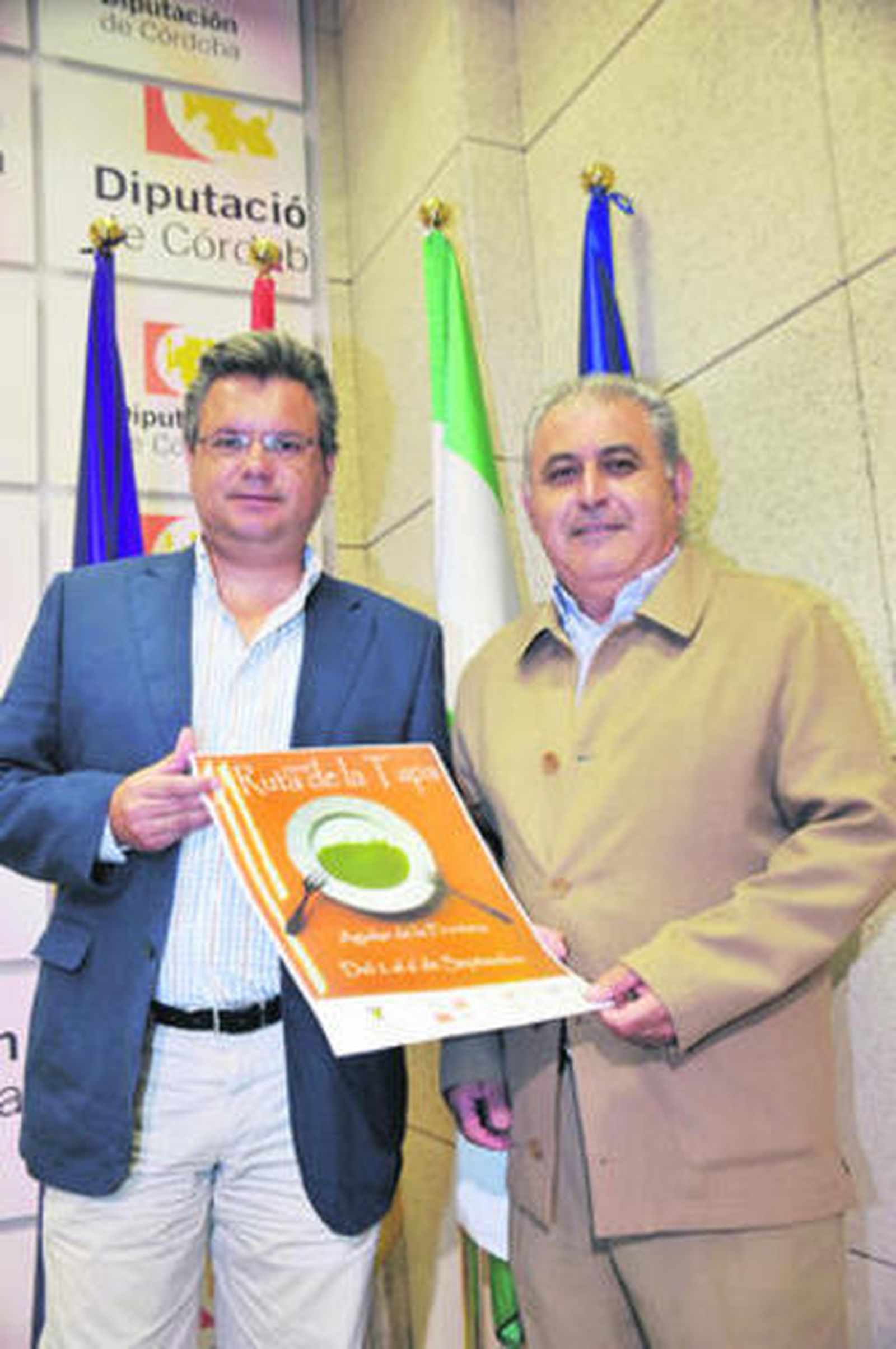 Esteban Morales y Francisco Paniagua sostienen el cartel de la ruta.