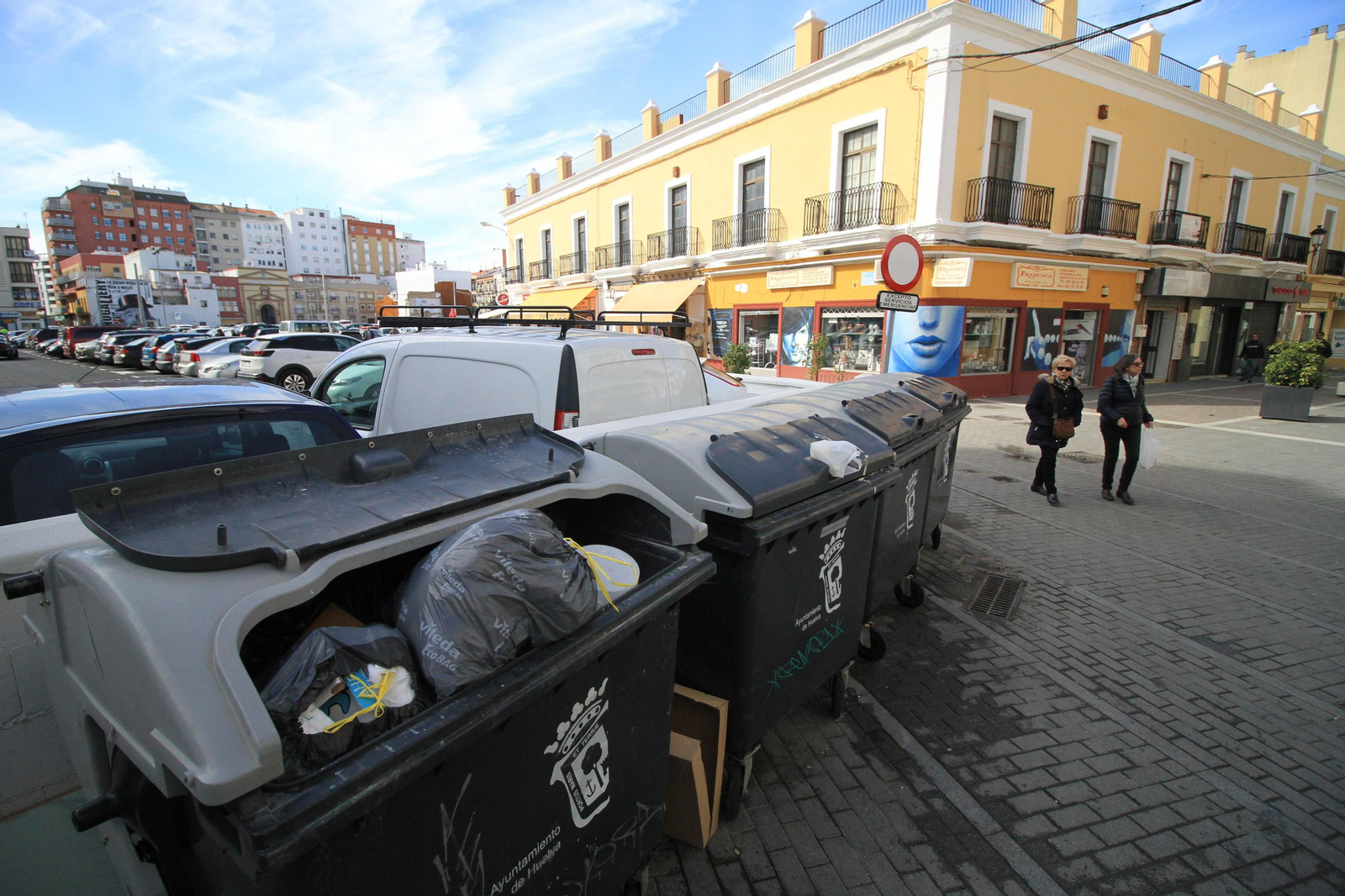 Contenedores llenos de bolsas de basura, ayer por la mañana, en la céntrica calle Bocas de la capital onubense.
