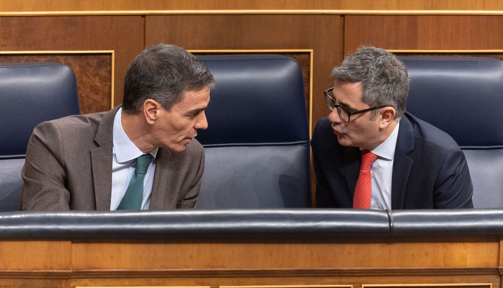 El presidente del Gobierno, Pedro Sánchez, y el ministro de la Presidencia, Félix Bolaños, durante una sesión plenaria en el Congreso.