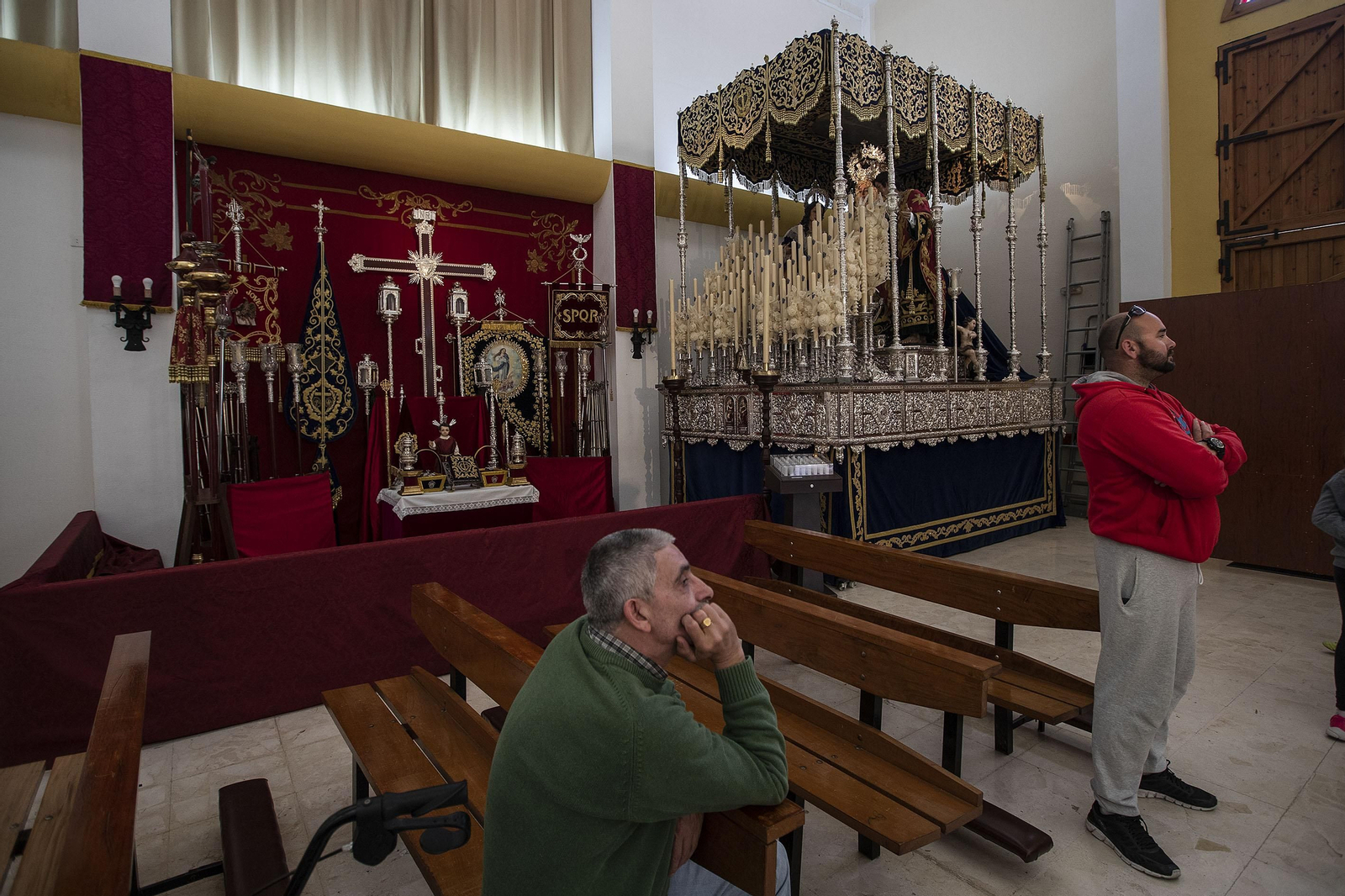 La espera, con la Virgen de las Penas.