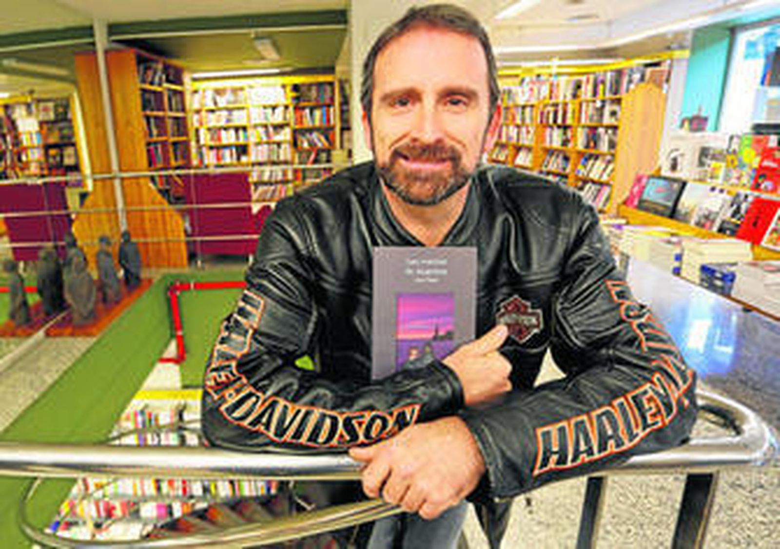 Joan Plaza posa en la Librería Luces con su libro "Las mantas de Angelica".