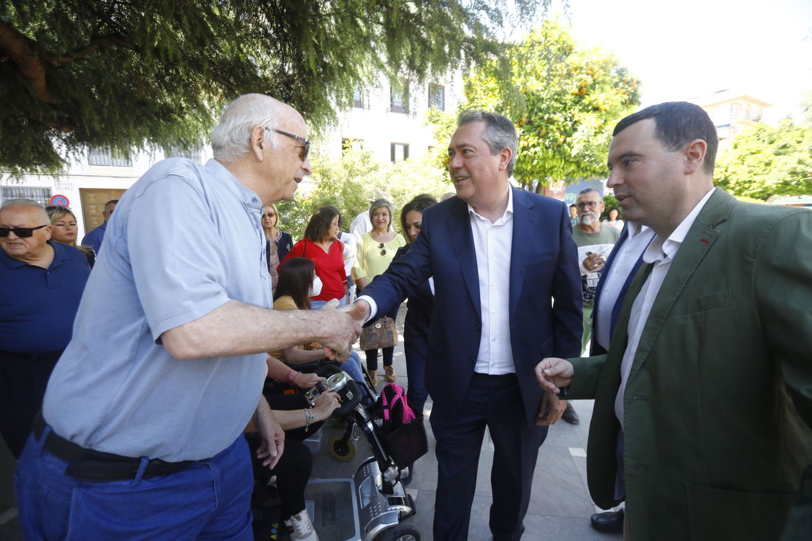Juan Espadas saluda a un vecino en Priego de Córdoba.