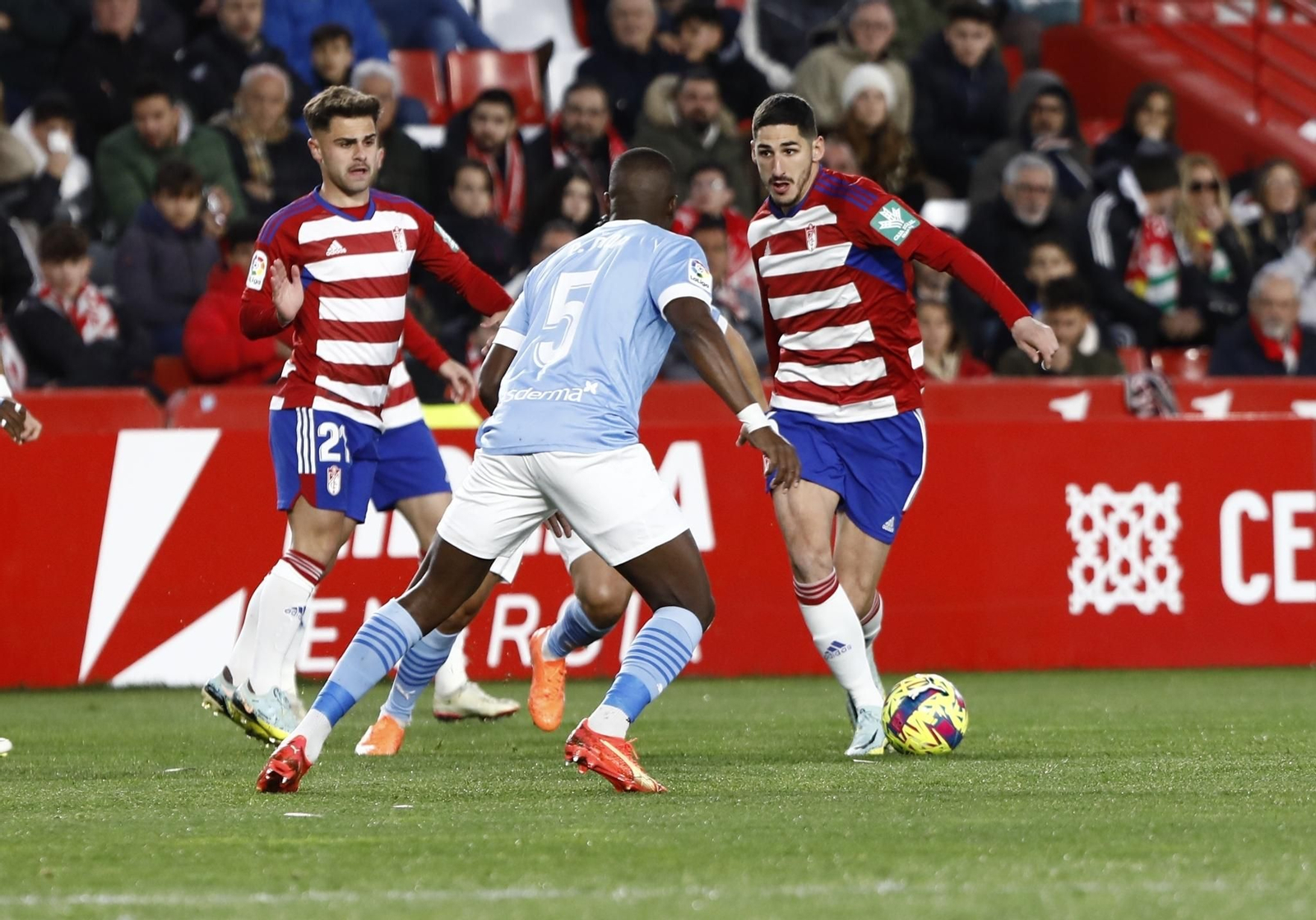 Bodiger conduce la bola.