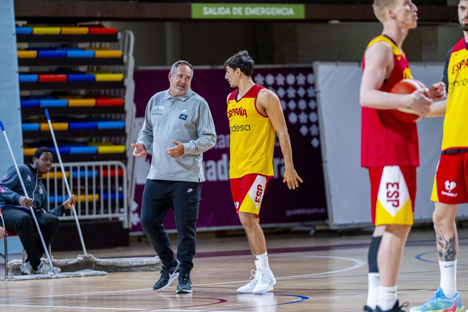 Alberto Díaz, Francis Alonso y Paco Aurioles, en la primera España de Chus Mateo