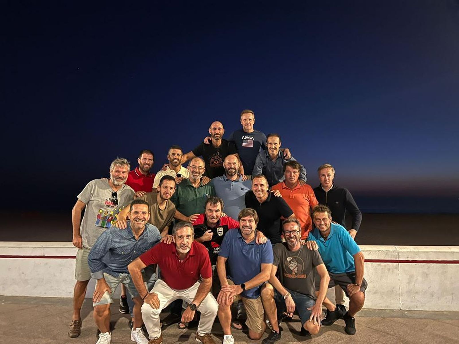 El homenajeado Rijas Bosniak con Manolo Román, David Cabaña, Moisés Sánchez, Jacobo Ruiz, Fernando Santiago, José María Ríos, Alberto Arlándiz, Miguel Ángel Pedregoso, David Doña, Ramón Aragón, Pablo González, Ramón Beardo, Iñigo Garaiza, Abraham Fernández, Gonzalo Pando y Eusebio Rocha.