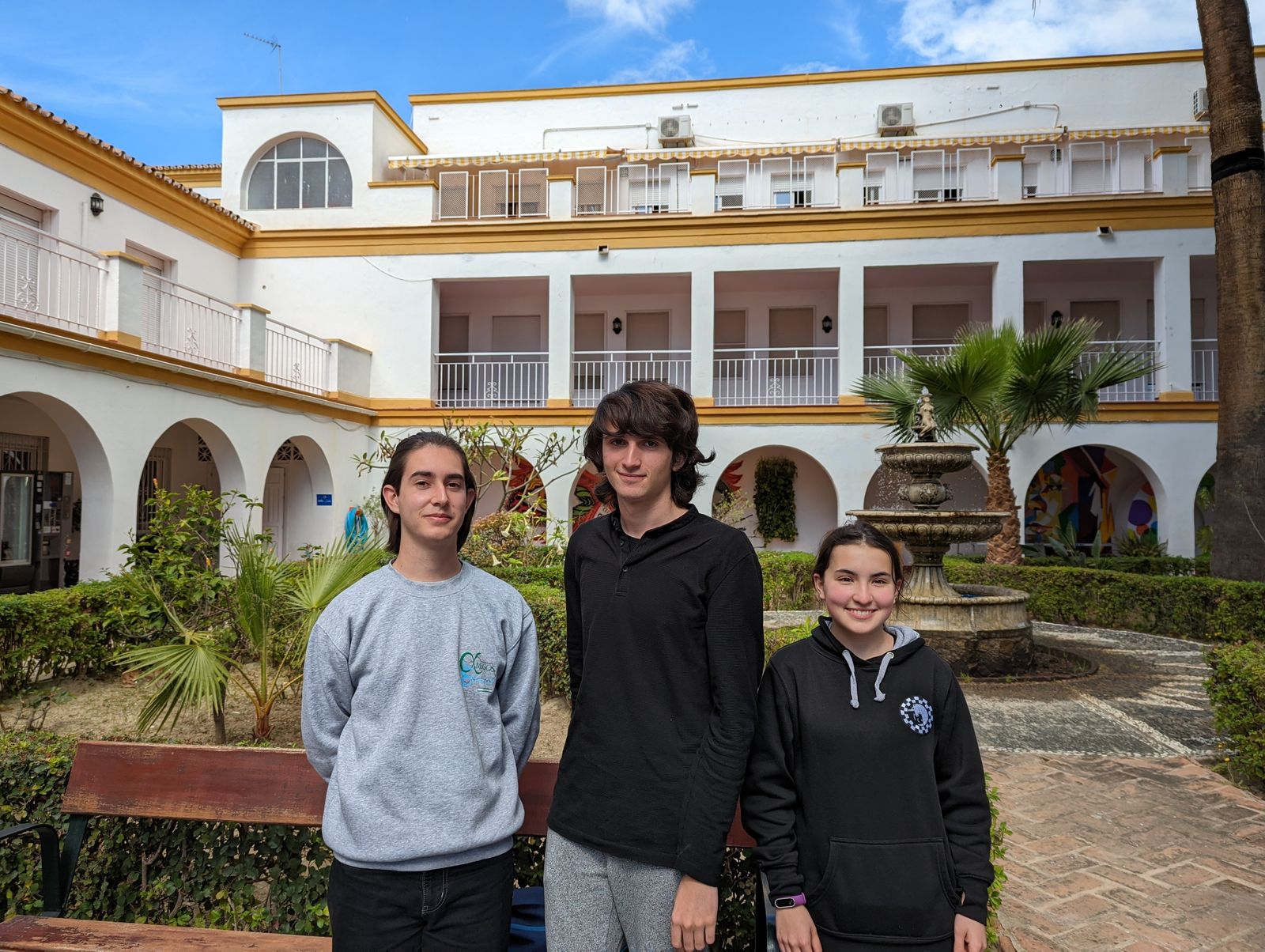 Los tres ganadores de la fase local de la Olimpiada Matemática.