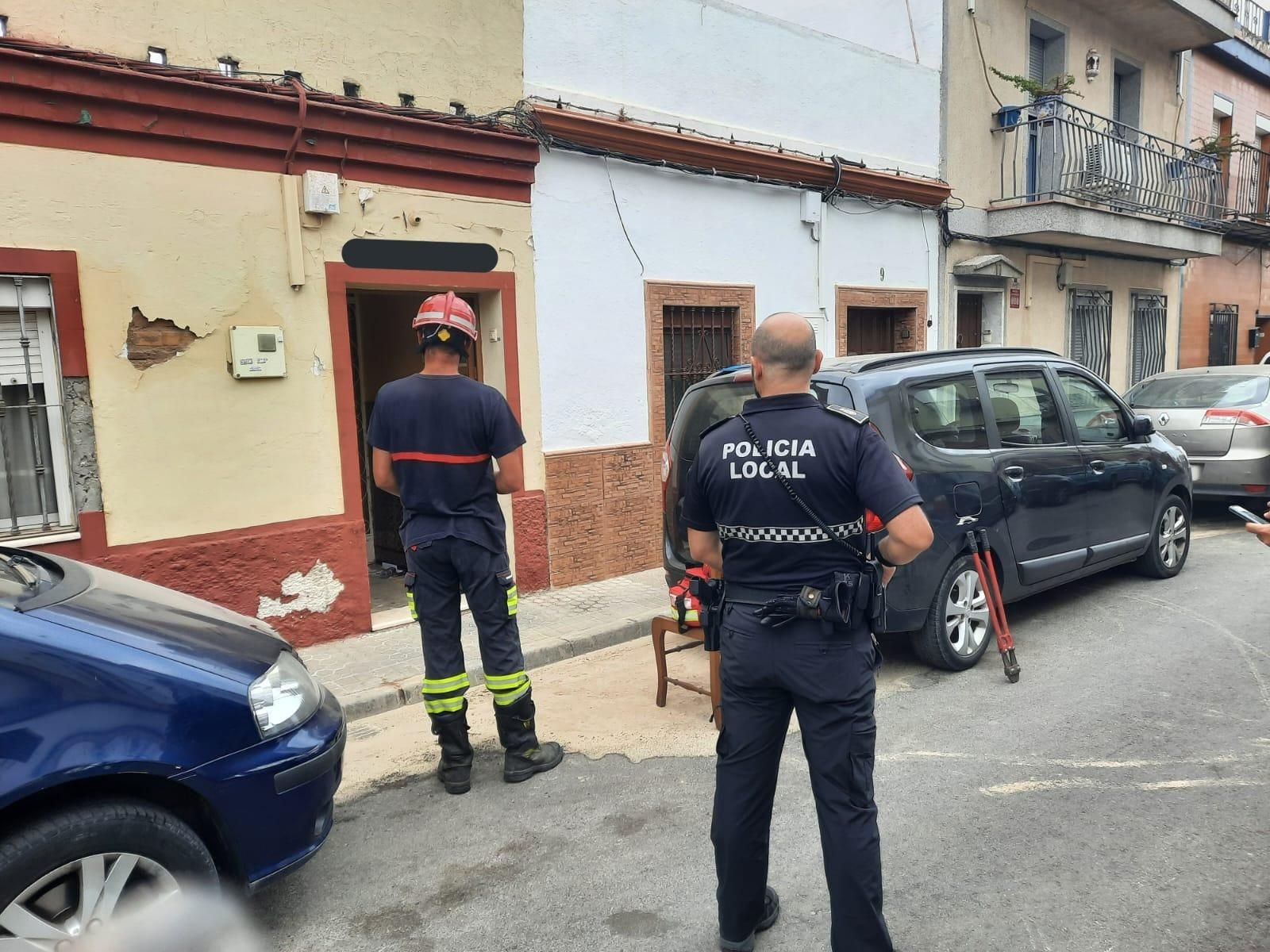 La Policía Local y los Bomberos en la puerta de la vivienda donde se localizó el cuerpo sin vida.