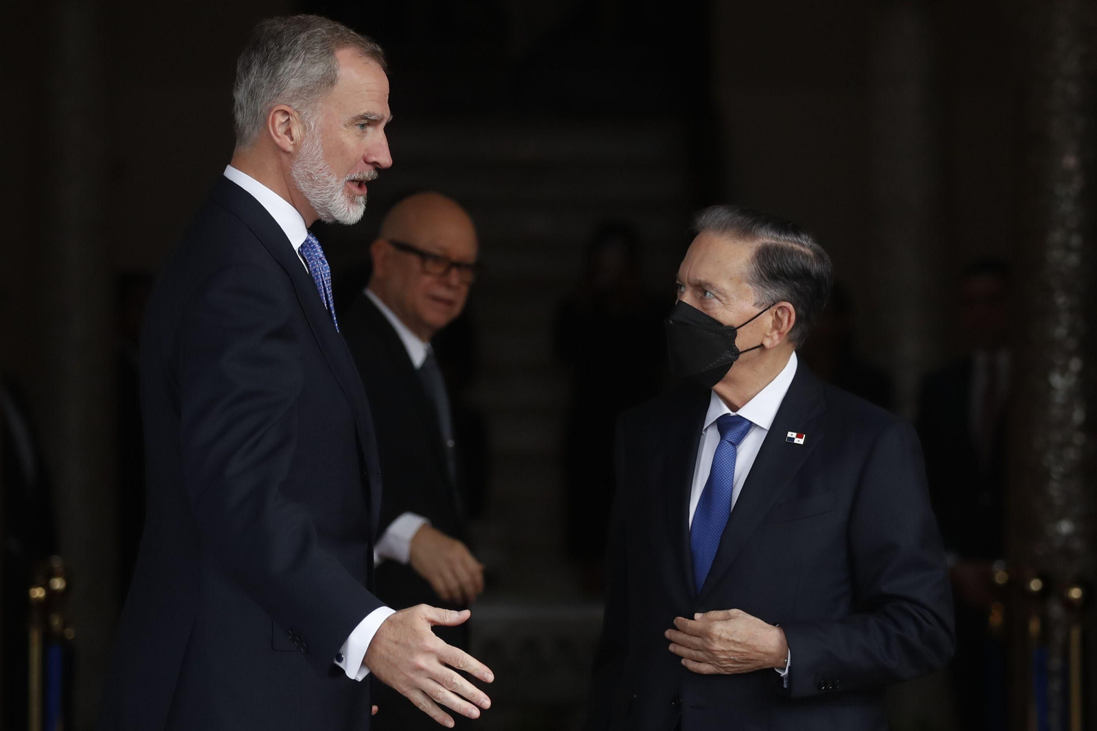 Laurentino Cortizo, aún presidente de Panamá, recibe a Felipe VI en la toma de posesión de su sucesor, José Raúl Mulino.