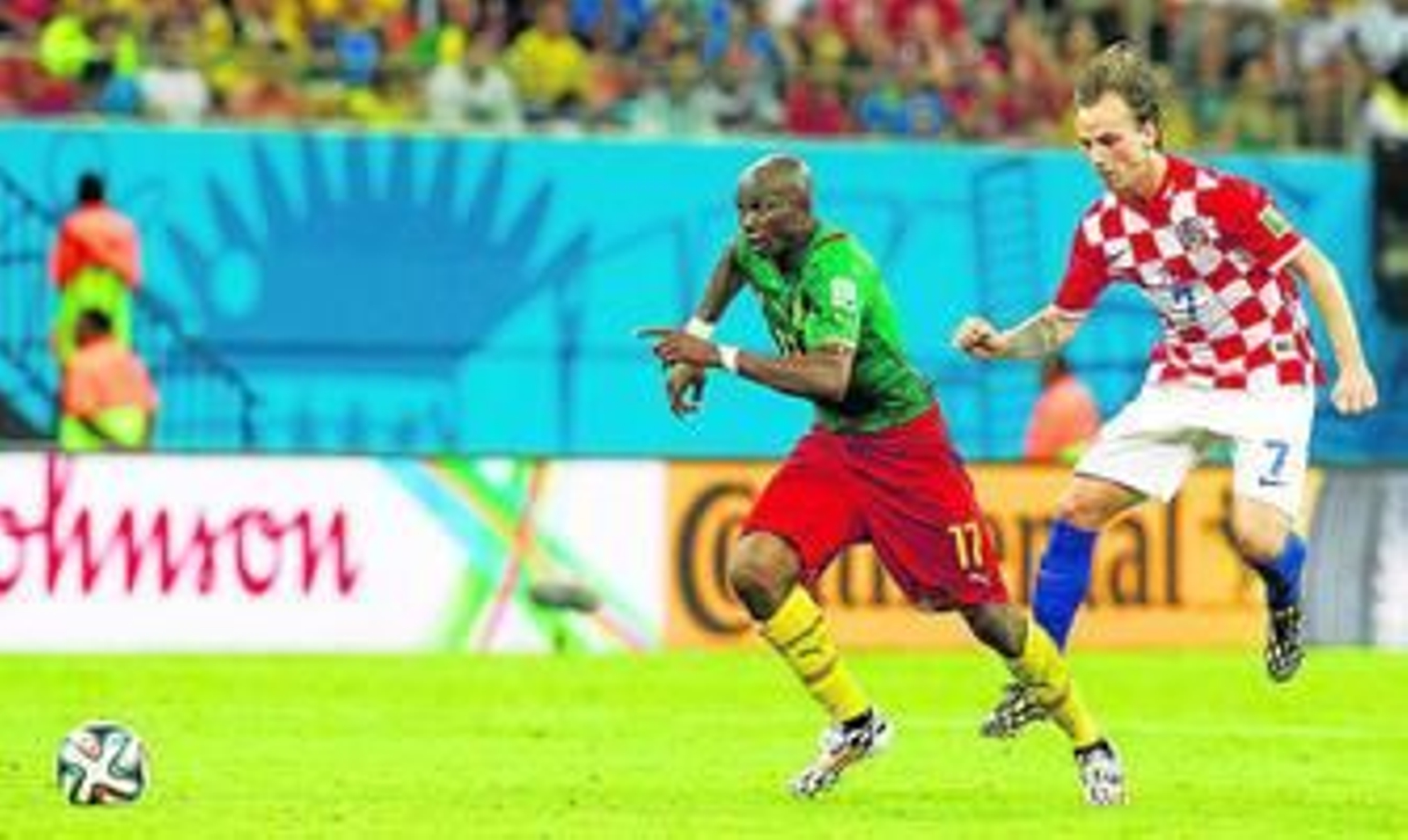 Rakitic pelea un balón con su ya ex compañero en el Sevilla M'Bia durante el partido entre Croacia y Camerún del pasado jueves.