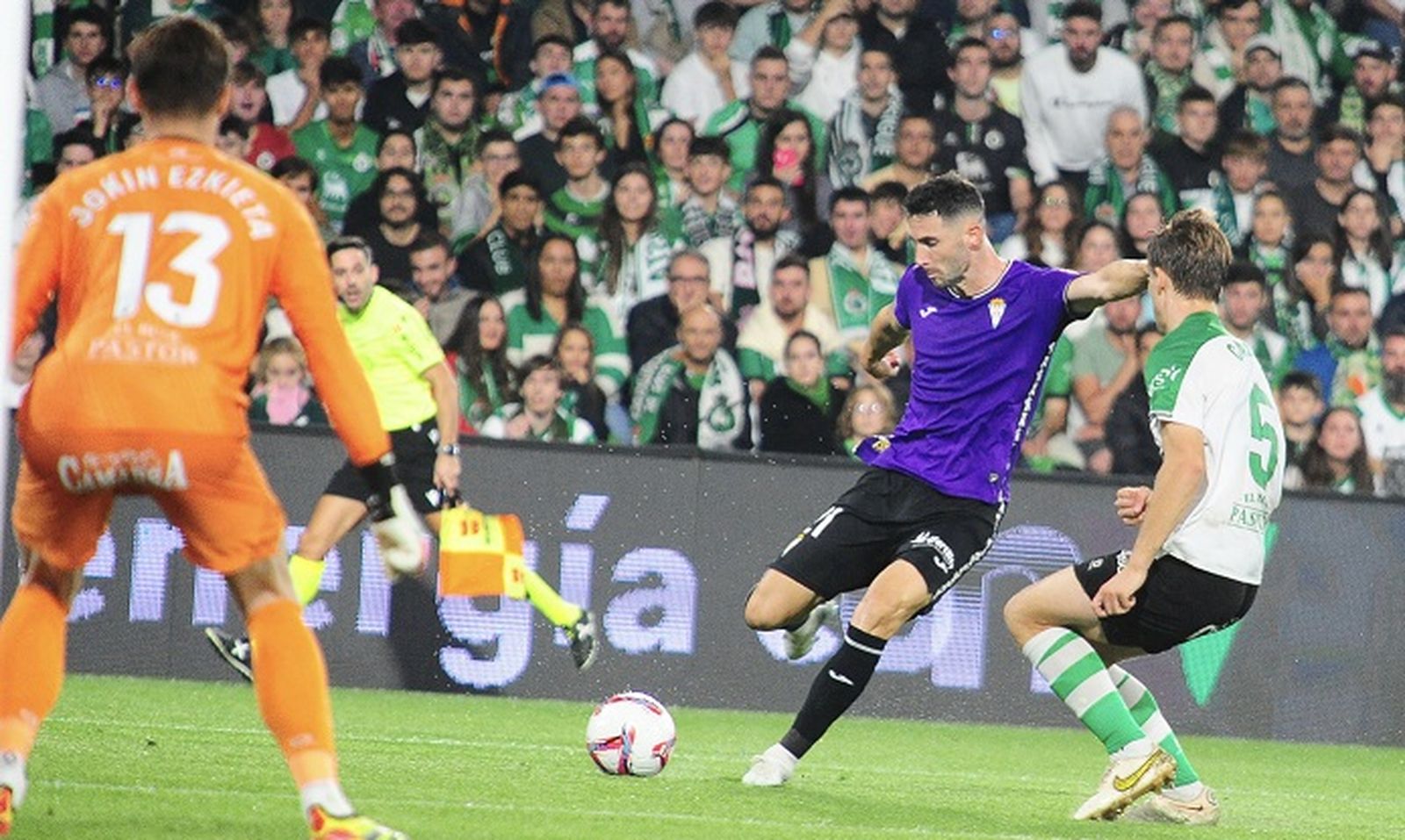 Albarrán golpea el balón durante el Racing - Córdoba CF del año pasado.