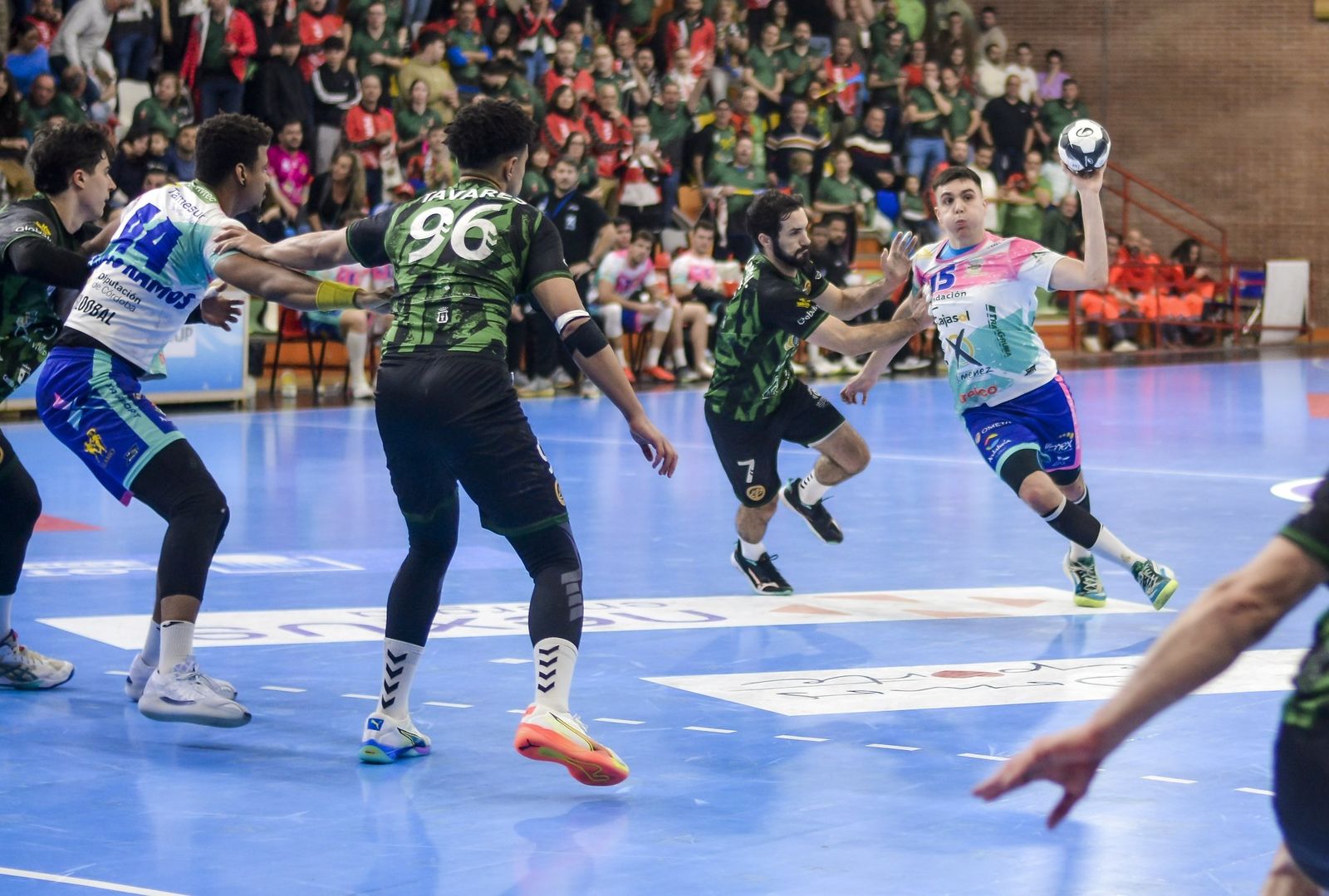 Lucas Aizen es presionado por un Nacho Pizarro.