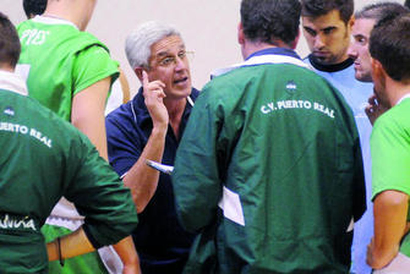 Serrano da indicaciones en un partido de la pasada campaña.