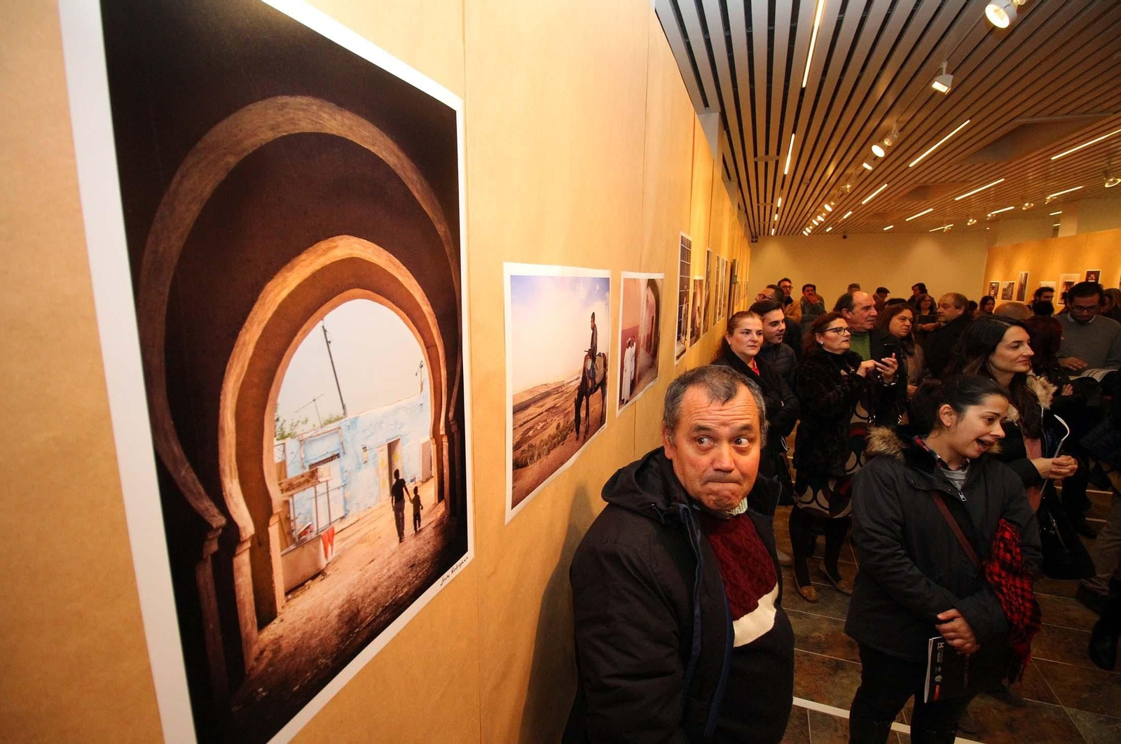 Un momento de la inauguración de la muestra, ayer en la Sala de la Provincia, que reunió a mucho público entre las fotografías.