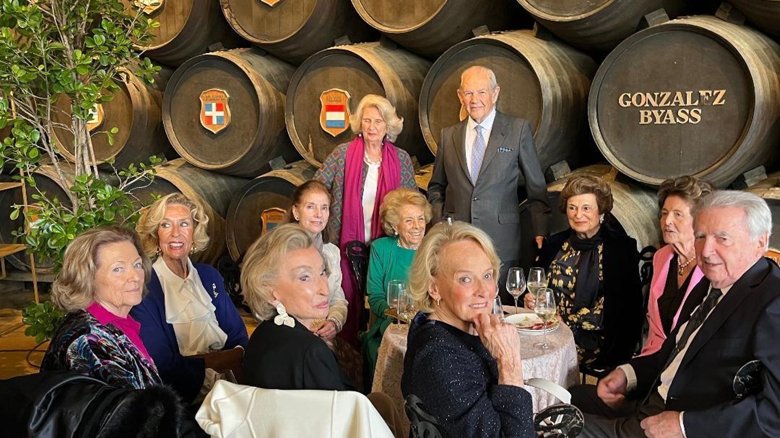 Los marqueses de Las Palmas con Cristina Mora-Figueroa, Elena y Carmen López de Carrizosa; Marita Wenets, marquesa de Mérito; María Zayas, Esperanza Fagalde, María Oriol y Javier Soto.