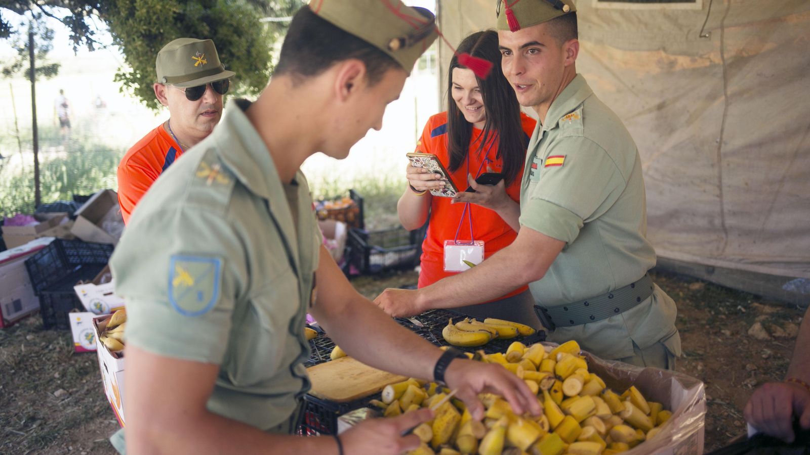 Preparación de fruta en uno de los puntos de avituallamiento.