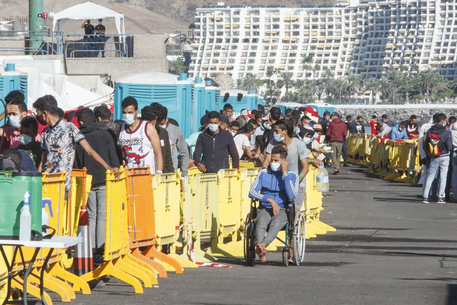 Decenas de inmigrantes haciendo cola en el muelle de Arguineguín (Gran Canaria) este miércoles.