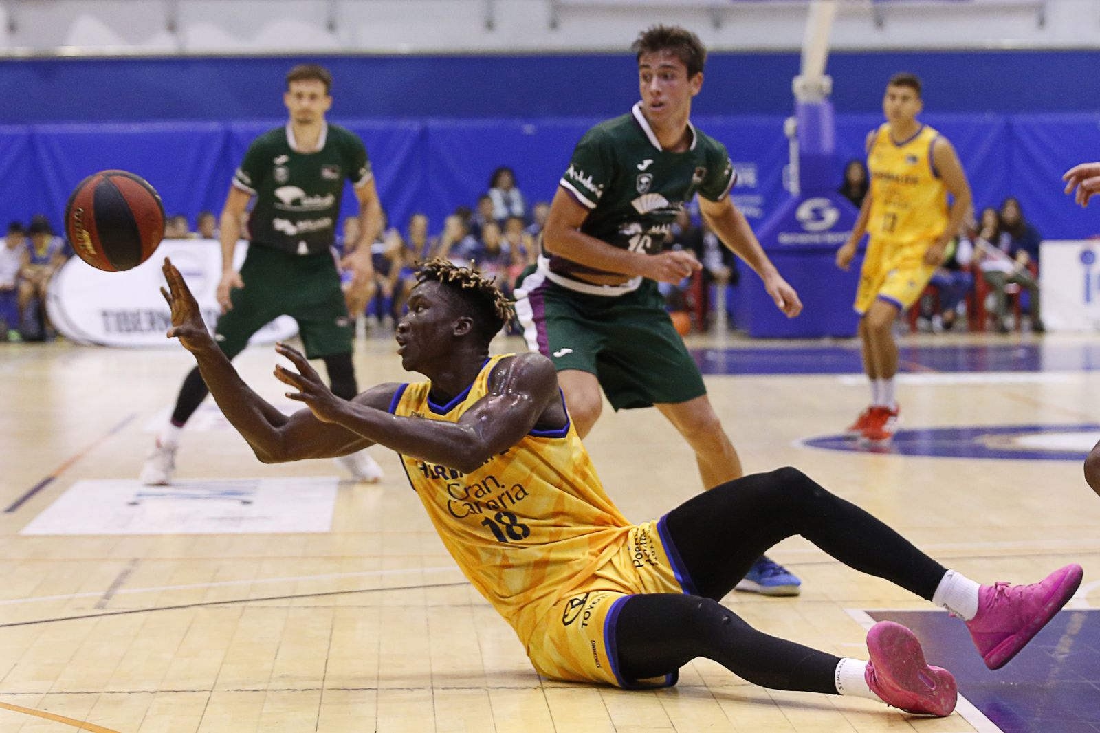 La primera victoria del Unicaja, en fotos