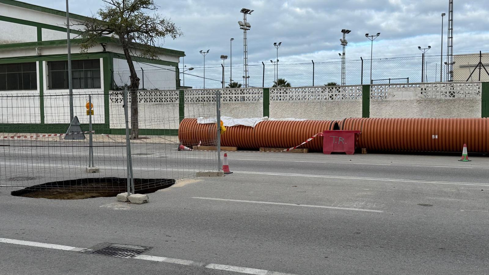 Otro socavón en la avenida de Las Piletas, a la altura del Polideportivo. Otro socavón en la avenida de Las Piletas, a la altura del Polideportivo.