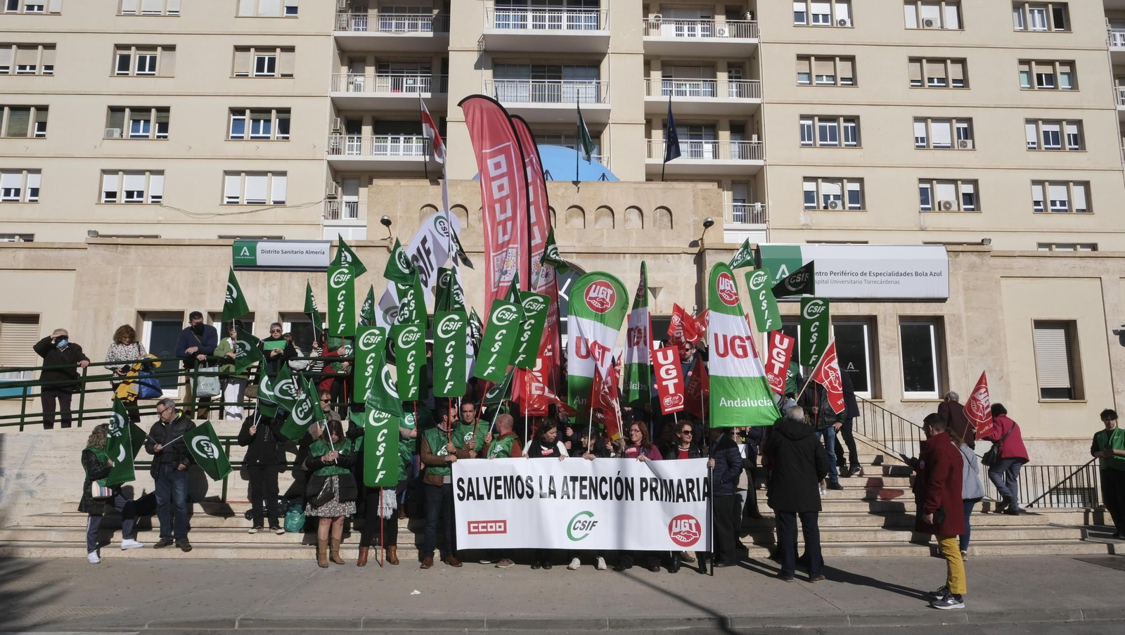 Concentración de protesta de los sindicatos para "salvar la Antención Primaria" y exigir a la Junta de Andalucía que escuche sus propuestas para dar solución integral al problema que padecen sanitarios y pacientes