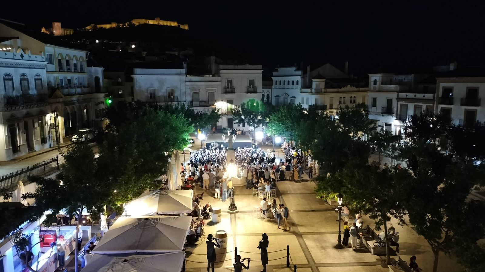 La Plaza Marqués de aracena en el centro en fiestas.