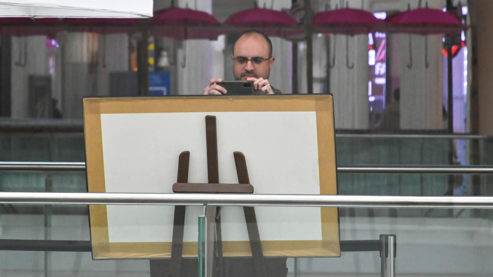 Las fotos de la Exposición 'Realismo: entre el retrato y el bodegón' de José Luis Guio